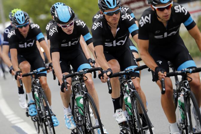 Il team Sky intorno a Froome. Afp